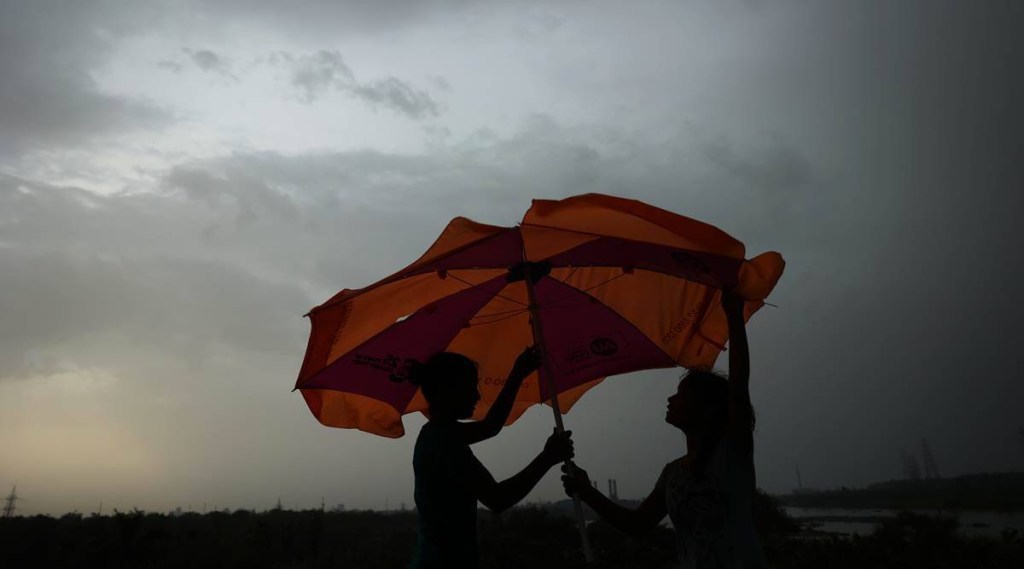 The Jalaka is above the danger mark of 5.5 m, while the water level in the other rivers is also rising, but below the danger level, according to the official. (IE)