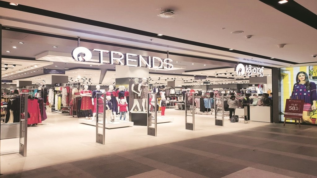 Despite the stronger profitability and inflow from the strategic sales/rights issue over FY21-FY22, gross long-term debt has risen by Rs 414 bn y-o-y to Rs 3.6 trn Despite the stronger profitability and inflow from the strategic sales/rights issue over FY21-FY22, gross long-term debt has risen by Rs 414 bn y-o-y to Rs 3.6 trn