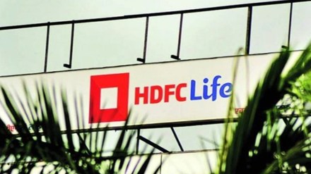 In a stock exchange filing, HDFC Life said the capital raising committee of its board has vide its resolution allotted 3,57,94,824 equity shares at a price of Rs 558.74 per share (including premium of Rs 548.74 per share), aggregating to Rs 2,000 crore, to HDFC. In a stock exchange filing, HDFC Life said the capital raising committee of its board has vide its resolution allotted 3,57,94,824 equity shares at a price of Rs 558.74 per share (including premium of Rs 548.74 per share), aggregating to Rs 2,000 crore, to HDFC.