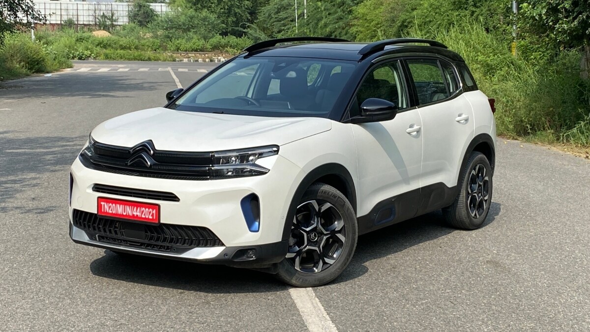 In terms of design, the Citroen C5 Aircross Facelift features a revised front fascia with a conventional headlamp set-up instead of the split version of the pre-lift model.