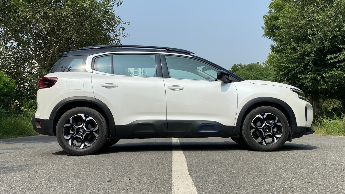 The side profile of the SUV remains the same as before but it gets new alloy wheels. This premium mid-size SUV also gets updated bumpers and body cladding all-around.