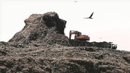 aap, delhi cm, arvind kejriwal, okhla landfill, delhi police, delhi government, bjp