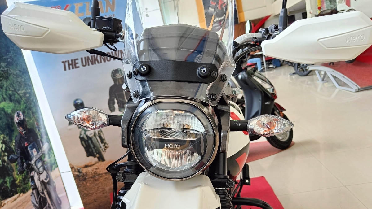The motorcycle gets a seat height of 885 mm, handlebar risers of 40 mm, ground clearance of 270 mm (+50 mm than the standard version), a wheelbase of 1426 mm (+26 mm), and an increased trail of 116 mm. 