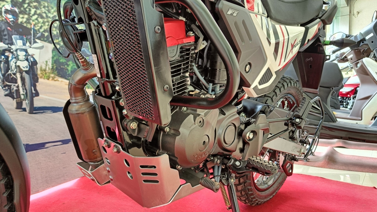 Powering the Hero Xpulse 200 4V Rally Edition is a 199.6cc, single-cylinder, oil-cooled, fuel-injected engine that develops 18.9 bhp and 17.35 Nm of peak torque, paired with a 5-speed gearbox. 