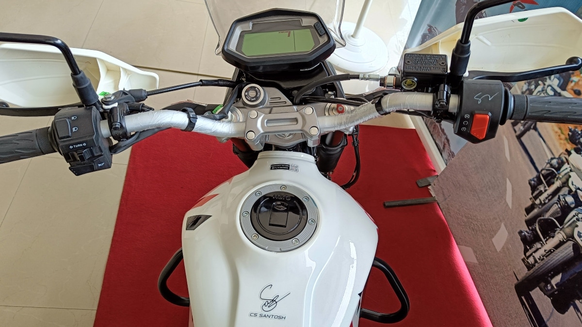 The Rally Edition gets all the features of the regular Xpulse 200 4V, including a bluetooth-enabled all-digital instrument cluster. It also gets CS Santosh's signature on the fuel tank.