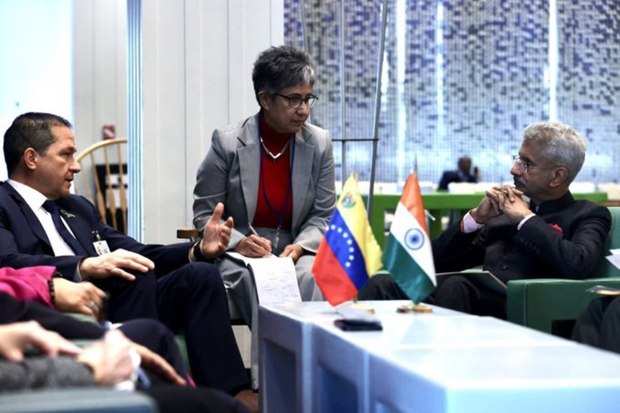 Met FM Carlos Faria of Venezuela at UNGA 77. Exchanged views on the global political and economic scenarios. (Photo: Twitter/Dr S Jaishankar)