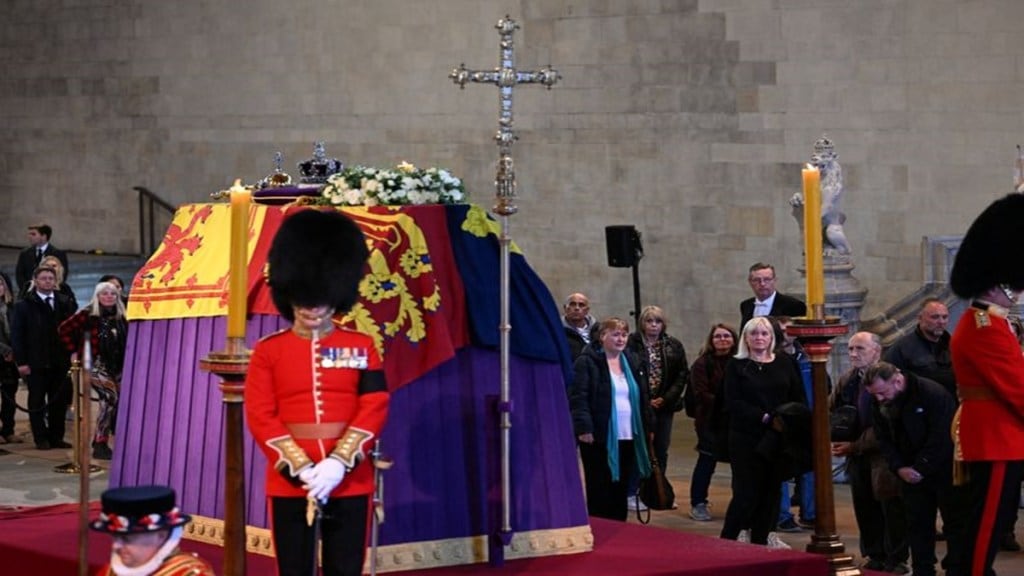 Queen Elizabeth, coffin,