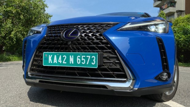 Lexus UX 300e Front