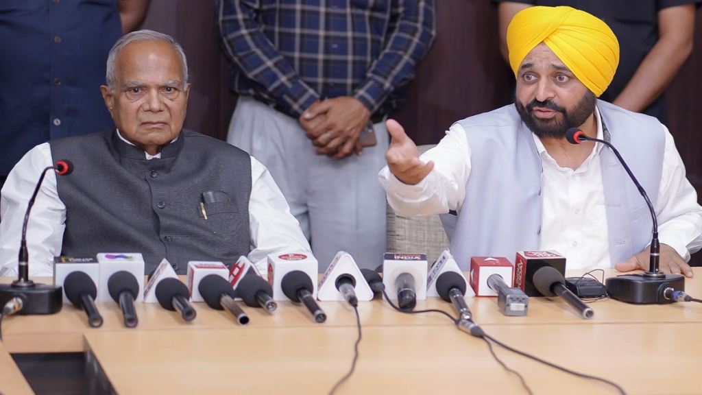 Chief Minister Bhagwant Mann with Governor Banwarilal Purohit duirng the meeting in Fazilka. Express photo by Gurmeet Singh/File