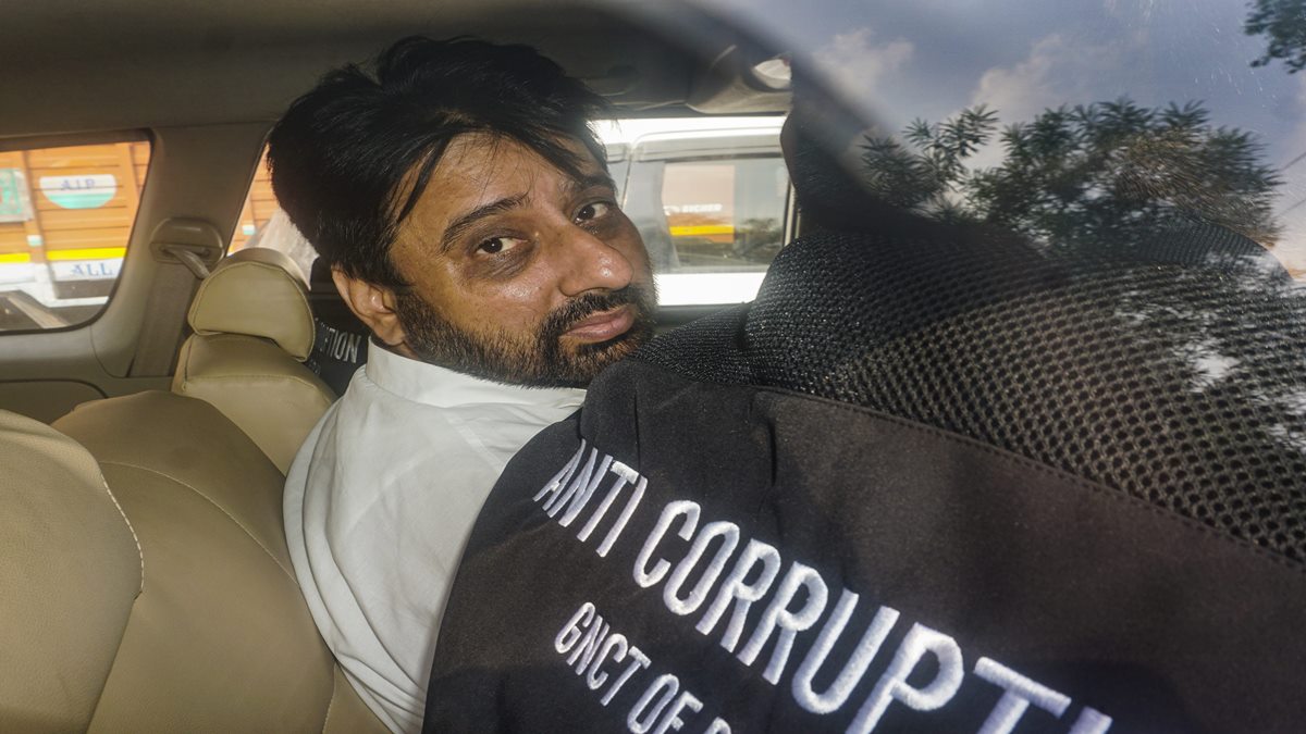 AAP MLA Amanatullah Khan leaves from ACB office to a court in New Delhi on Saturday. (PTI Photo)