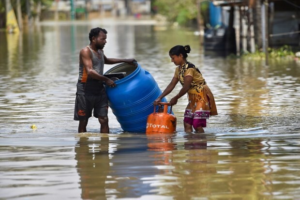 Bengaluru: Migrant people shift with their belongings from a flooded locality after heavy monsoon rains, in Bellandur, Bengaluru, Tuesday, Sep. 6, 2022. (PTI Photo)