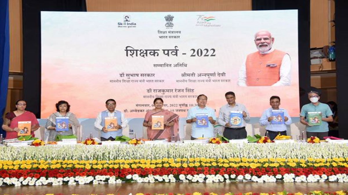 The Ministry of Education (MoE) awarded 19 teachers.