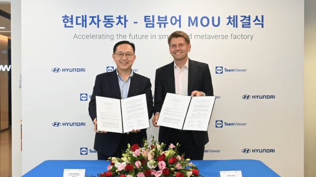 L-R: Hong Bum Jung, CEO, Hyundai Motor Group Innovation Center in Singapore and Oliver Steil, CEO, TeamViewer.