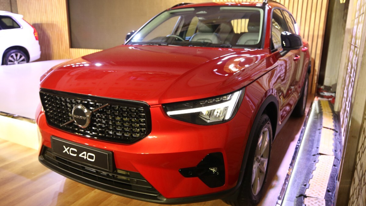 The new XC40 gets a touring chassis for smoother rides over bumpy roads. An additional safety feature with the XC40 is the Blind Spot Information System (BLIS) with Cross traffic alert.