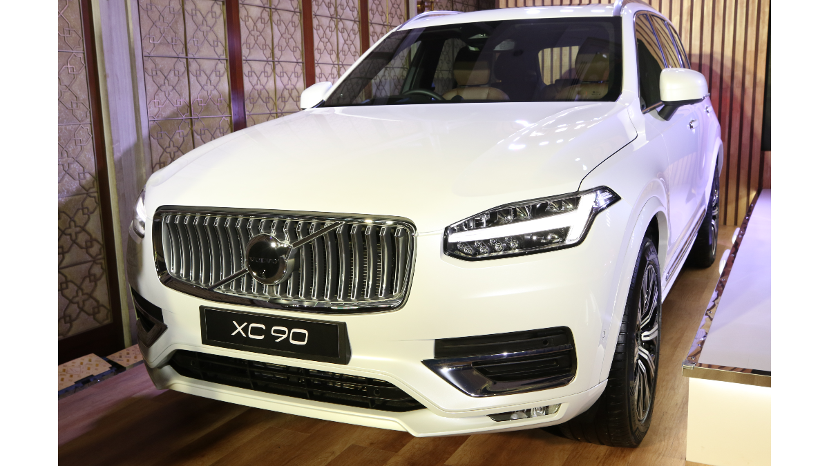 The new Volvo XC90 B6 Ultimate is powered by a 1969cc mil-hybrod petrol engine producing 300 hp and 420 Nm of torque.