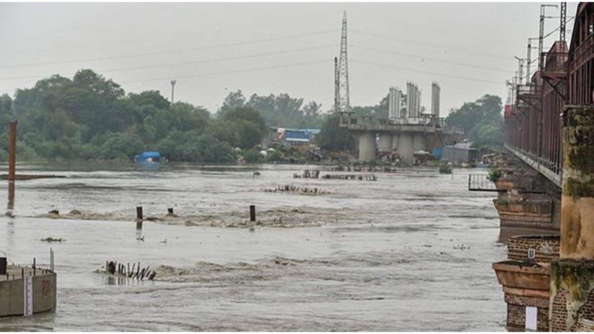 Yamuna flowing above warning mark in Delhi, likely to swell further Yamuna flowing above warning mark in Delhi, likely to swell further