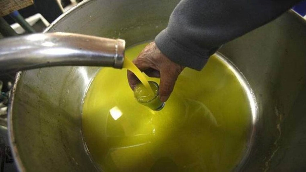 In the last few months, the food ministry had directed edible oil companies to pass on the benefits of fall in global prices to domestic consumers. (IE) In the last few months, the food ministry had directed edible oil companies to pass on the benefits of fall in global prices to domestic consumers. (IE)