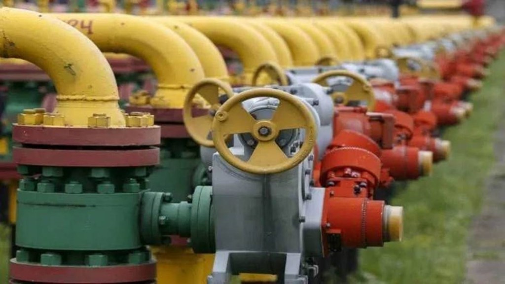 Natural gas is a fossil energy source that formed deep beneath the earth's surface. (IE)
