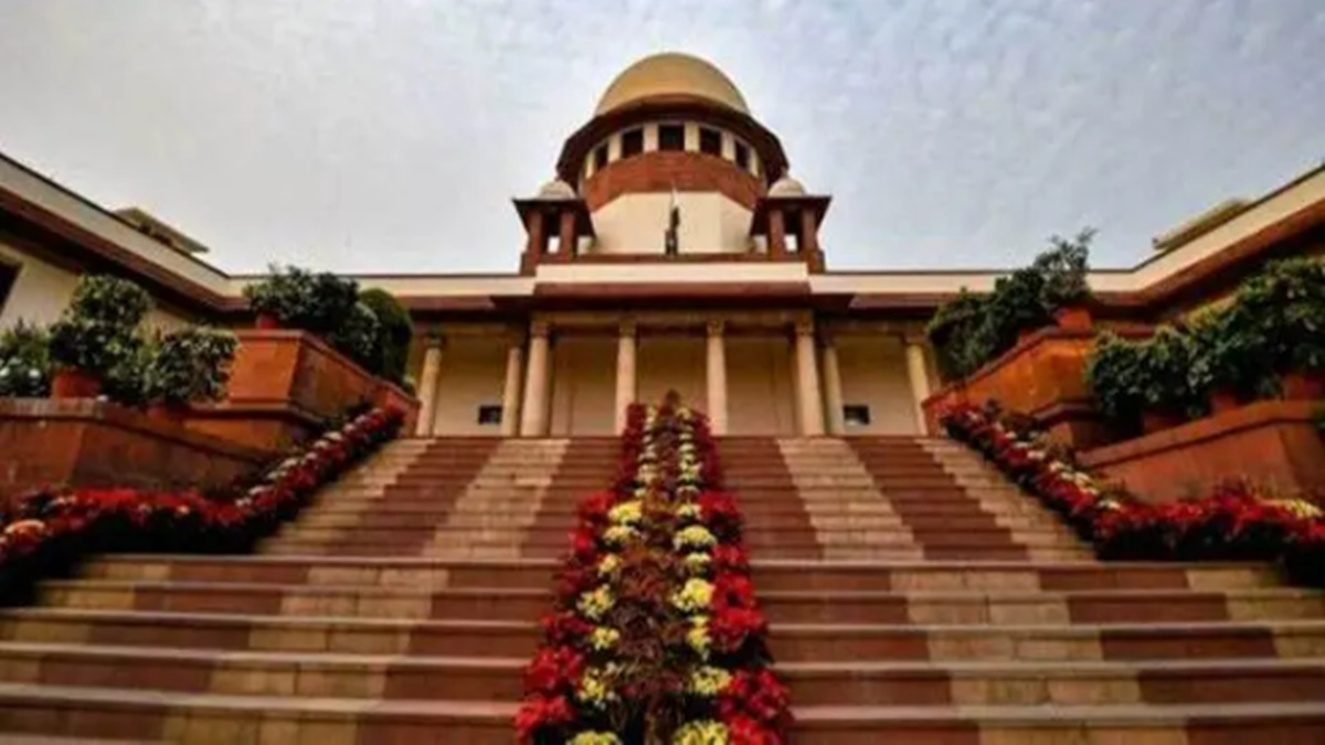 A bench led by Chief Justice UU Lalit also sought responses from the CBI, Enforcement Directorate and Serious Fraud Investigation Office as to why they should not be asked to investigate the complaint and appoint its former judge to oversee the probe. A bench led by Chief Justice UU Lalit also sought responses from the CBI, Enforcement Directorate and Serious Fraud Investigation Office as to why they should not be asked to investigate the complaint and appoint its former judge to oversee the probe.