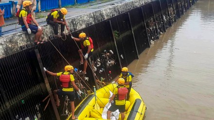 SDRF personnel recover the body of a female resort receptionist, who was murdered allegedly by the resort owner, from the Cheela canal, in Pauri Garhwal district on Saturday. (PTI Photo) SDRF personnel recover the body of a female resort receptionist, who was murdered allegedly by the resort owner, from the Cheela canal, in Pauri Garhwal district on Saturday. (PTI Photo)