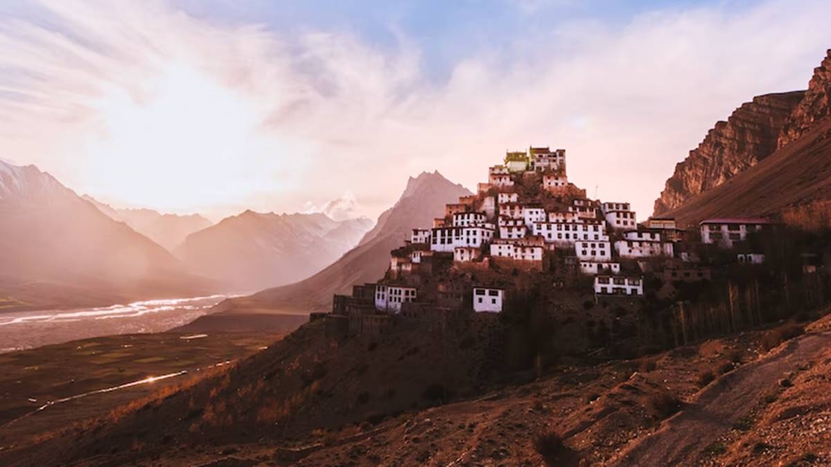 festive season trip, Travel Start-ups, Sankash, Snapdeal, Mpokket, Damensch, Spinny