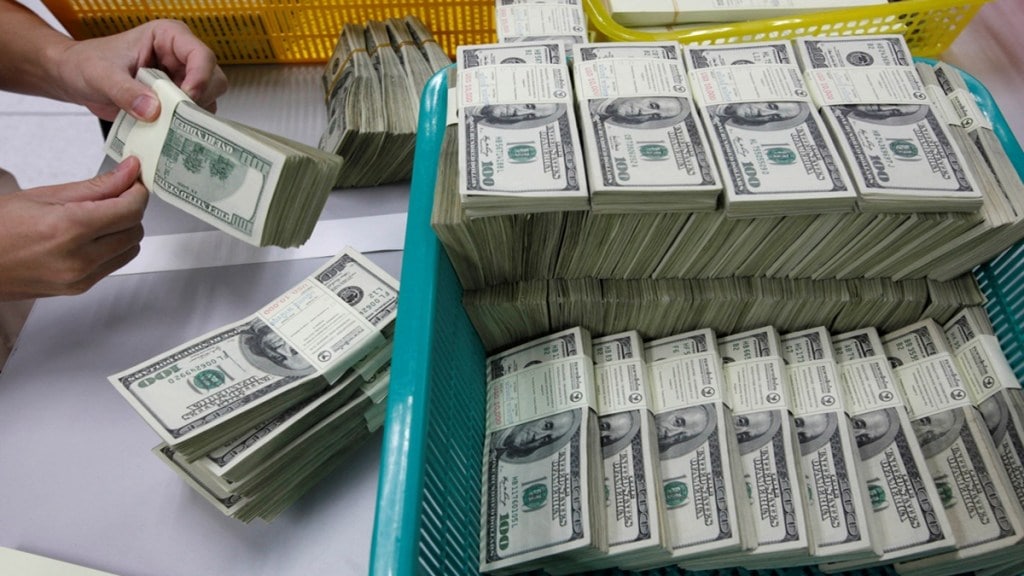 The overall reserves had increased by USD 204 million to USD 532 billion in the previous reporting week, which was the first weekly increase in the kitty since August this year.