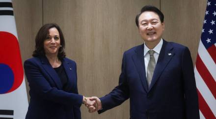 U.S. Vice President Kamala Harris and South Korea's President Yoon Suk-Yeol hold a bilateral meeting in Seoul, South Korea, September 29, 2022. (REUTERS)