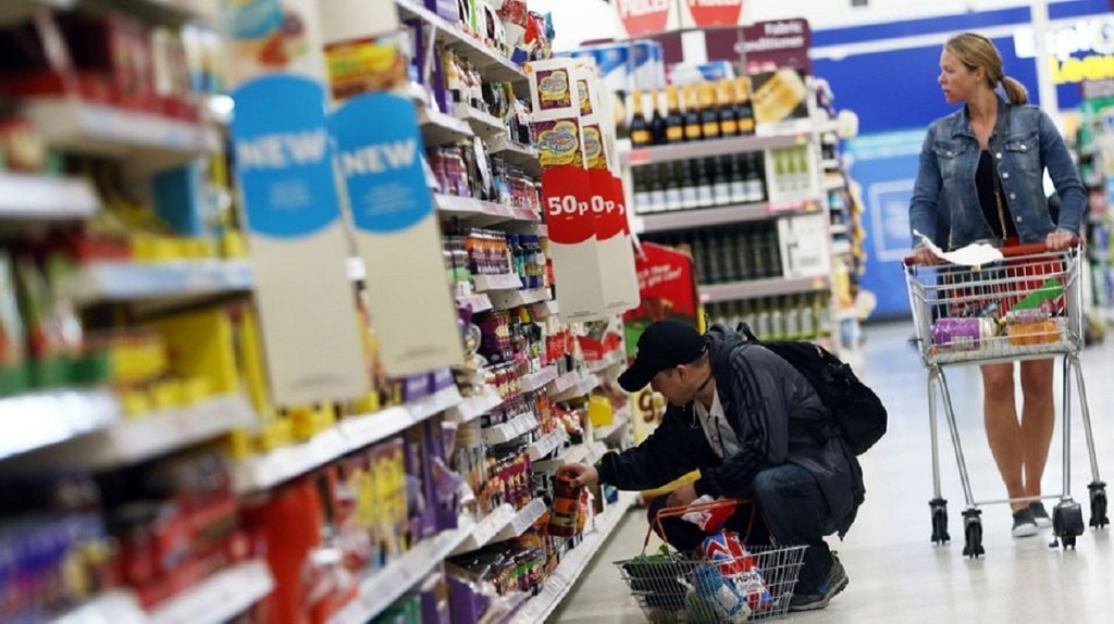 festive season, discretionary spend, consumer spending, offline retail, e-commerce, apparel, retail store, household products, CSI survey, cash festive season, discretionary spend, consumer spending, offline retail, e-commerce, apparel, retail store, household products, CSI survey, cash