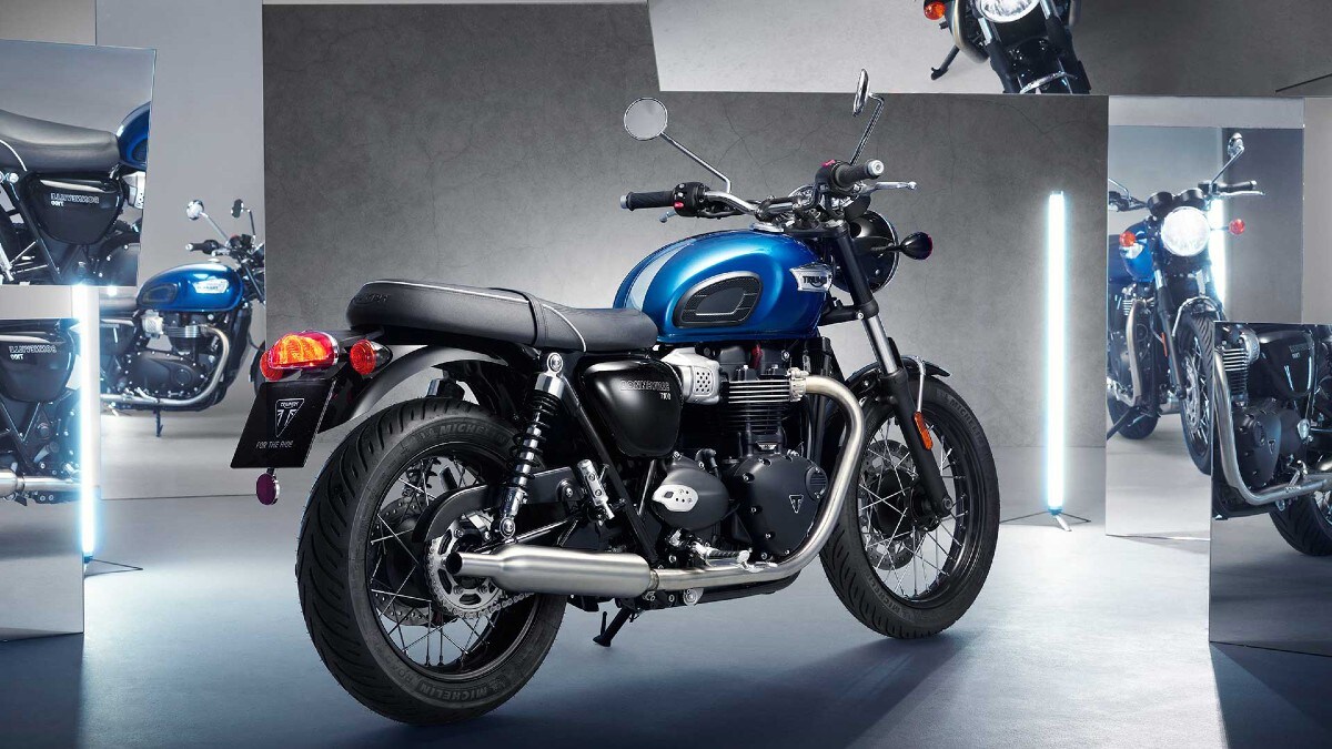 Triumph Bonneville T100 Chrome Edition price at Rs 10.04 lakh. For the Bonneville T100 Chrome Edition, Triumph has given a Cobalt Blue tank with a metal stripe in the centre complimented with black fenders, side panels and headlamp housing.