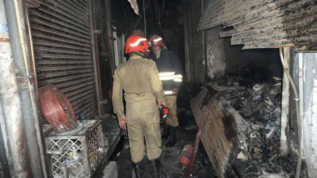 gandhi nagar textile market fire, delhi gandhi nagar fire, fire in textile market, delhi cm arvind kejriwal, delhi