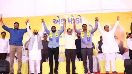 After the induction, Kejriwal welcomed Kathiriya and Malaviya into AAP. (Photo: Twitter/@AAPGujarat) After the induction, Kejriwal welcomed Kathiriya and Malaviya into AAP. (Photo: Twitter/@AAPGujarat)