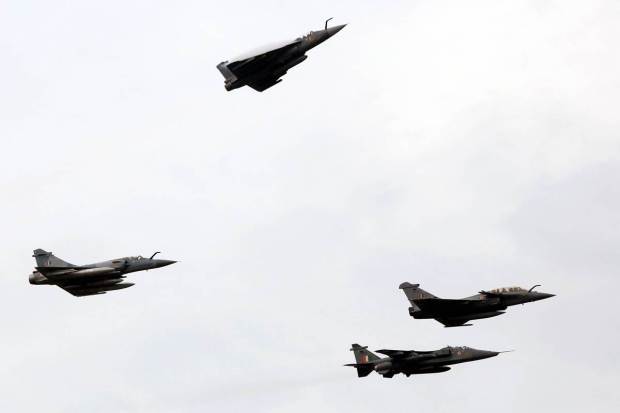 Rafale fighter jets steal the show being the most skilled fighters in the world doing the transfomer formation. (Photo: IAF)