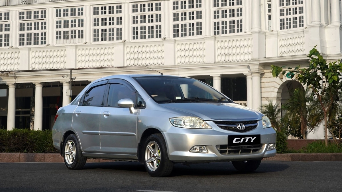 The second-gen Honda City (2003-2008) was more spacious than its predecessor and got a 1.5-litre i-DSI engine paired with a CVT – a first for any car in India back then. In 2005, the City was updated with a 1.5-litre i-VTEC petrol engine which made it extremely popular. 