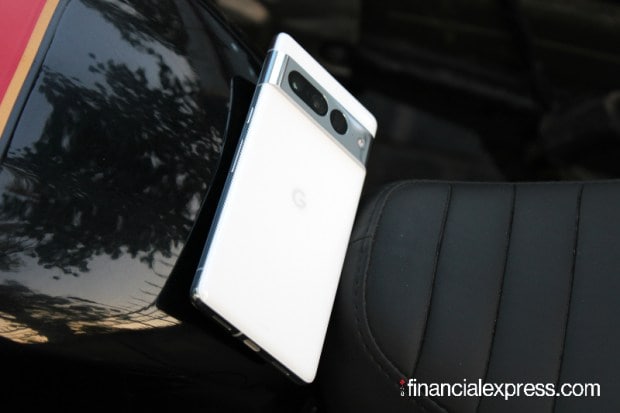 This year’s Pixel phones build on the design template set by the Pixel 6 and Pixel 6 Pro from last year. Google made some big changes there, rewriting the whole Pixel look and feel, to make it more modern and also, quite unique. Since, Google never launched those phones in India, you can look at the Pixel 6a for some reference. The Pixel 7 and Pixel 7 Pro look just like that with subtle differences here and there. We’ll talk just about the Pixel 7 Pro, from here.