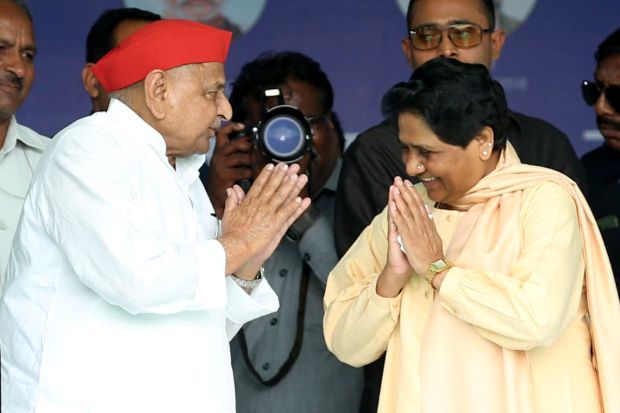 Bahujan Samaj Party Supremo Mayawati and Samajwadi Party founder Mulayam Singh Yadav at an election campaign rally in 2019. (IE)