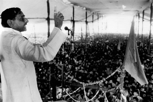 Mulayam Singh Yadav addressing Mammoth rally at Etah in Uttar Pradesh.(IE)