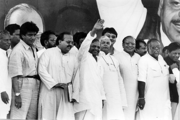 Raj Babbar, Amar Singh, Mulayam Singh Yadav, Laloo Prasad Yadav, Shankar Singh Waghela and others during a public meeting in 1998. (IE)