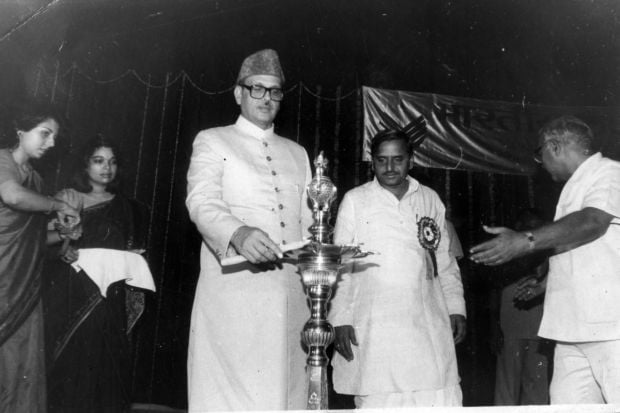 Former Prime Minister VP Singh inaugurating the head office of small Industries Development Bank of India at Lucknow. Yadav was the CM of Uttar Pradesh at the time. (IE)