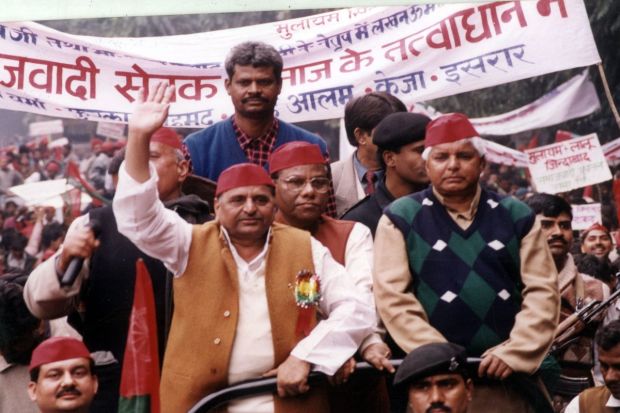 Samajwadi Party President Mulayam Singh Yadav, Rashtriya Janta Dal Chief Laloo Prasad Yadav leading a procession of their party workers during Jail Bharo Andolan in Lucknow. (IE)