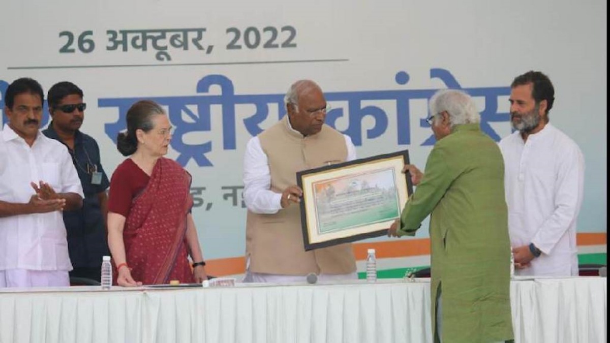 Mallikarjun Kharge, command, Congress, 24 years, Gandhi family, party president,