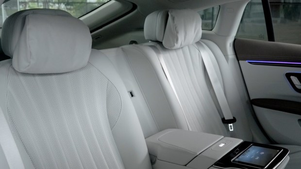 Mercedes-Benz EQS 580 rear seat
