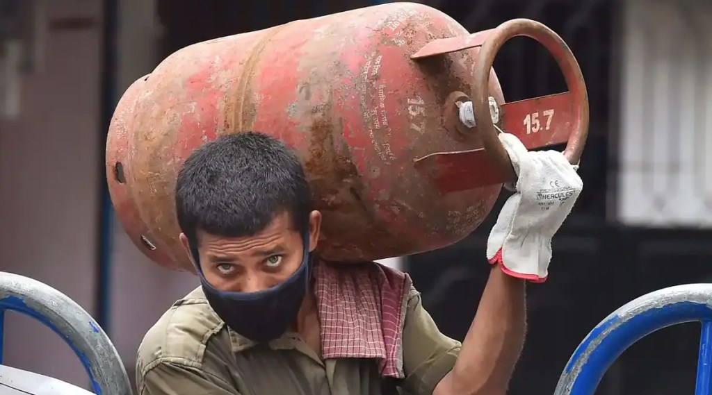 The central government stopped the cash subsidy scheme for LPG cylinders from May 2020, seeing the prices of LPG dropping significantly post the outbreak of COVID-19. The centre did not reintroduce the scheme since then, even though the prices started to increase from June, the same year. Image: PTI