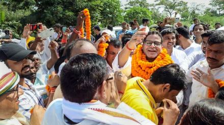 Political strategist Prashant Kishor being welcomed by supporters during 'Jan Suraj Padyatra' on the occasion of Gandhi Jayanti in West Champaran district on Sunday. (PTI Photo)