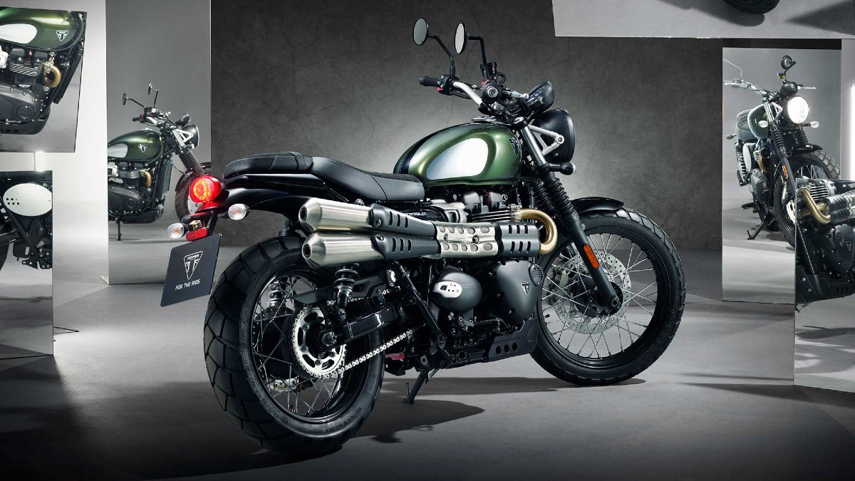 Triumph Scrambler 900 Chrome Edition priced at Rs 9.94 lakh. This one gets a Brooklands Green tank with a black stripe in the middle, metal knee pad infills and chrome details on the Triumph badge and costs Rs 35,000 more than the regular Scrambler.
