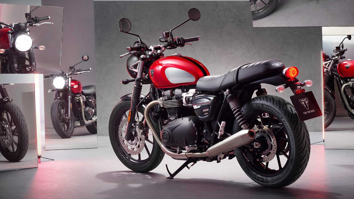 Triumph Speed Twin 900 Chrome Edition priced at Rs 8.84 lakh. It gets a black stripe running through the centre, metal knee pad infills and metal detailing for the triangular Triumph badge and charges Rs. 35,000 extra over the standard model for these additions.