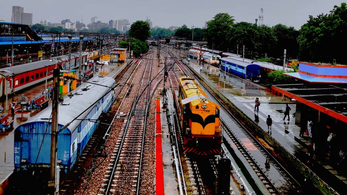 Train Time table, Indian Railways, Trains at a glance, vande bharat express, railway time table