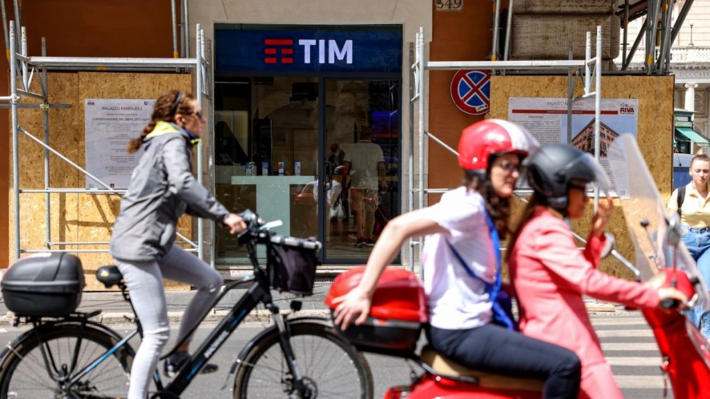 The plan would see the merger of Telecom Italia’s grid with that of Open Fiber SpA, one its smaller competitors, to create a single national landline network. The plan would see the merger of Telecom Italia’s grid with that of Open Fiber SpA, one its smaller competitors, to create a single national landline network.