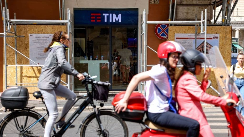 The plan would see the merger of Telecom Italia’s grid with that of Open Fiber SpA, one its smaller competitors, to create a single national landline network.