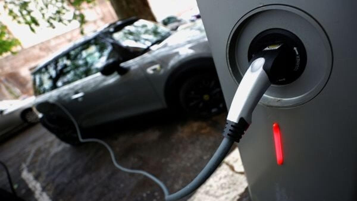 The MoU signed between Mahindra and Jio-bp includes possibilities of creation of EV products and services, as well as identifying common goals and interest pertaining to conventional fuels and carbon emissions. The MoU signed between Mahindra and Jio-bp includes possibilities of creation of EV products and services, as well as identifying common goals and interest pertaining to conventional fuels and carbon emissions.