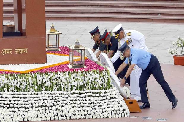 On the eve of Air Force Day 2022, Chief of Defence Staff and the three Service Chiefs laid wreaths at the National War Memorial. (Photo: IAF)